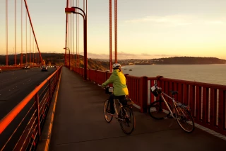 San-Fancisco Woman, Cycling over Golden Gate