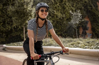 Fitness Frau Smiling woman on fitness bike.